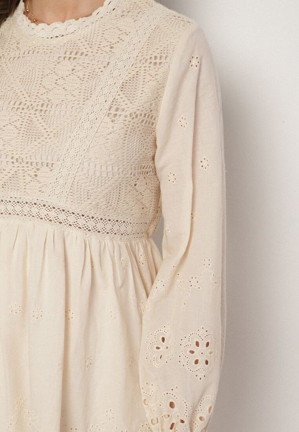 Born2be - Beżowa Sukienka Boho o Rozkloszowanym Kroju z Haftowanymi Zdobieniami Ifflina. Okazja: na co dzień. Typ kołnierza: kołnierzyk stójkowy. Kolor: beżowy. Materiał: poliester, materiał. Długość rękawa: długi rękaw. Wzór: aplikacja, haft. Styl: boho
