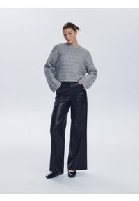 Reserved - Sweter z dekoracyjnym splotem - szary. Kolor: szary. Materiał: dzianina, wełna. Wzór: ze splotem