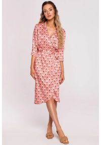 MOE - Satynowa sukienka kopertowa z dekoltem V i wiązaniem różowa. Okazja: na ślub cywilny, na wesele, na imprezę. Kolor: różowy, beżowy. Materiał: satyna. Typ sukienki: kopertowe #1