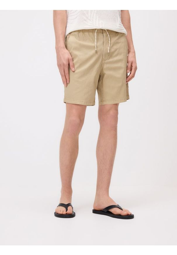 Reserved - Szorty regular fit - oliwkowy. Kolor: oliwkowy. Materiał: bawełna, tkanina