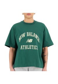 Koszulka New Balance WT33551NWG - zielona. Kolor: zielony. Materiał: bawełna, materiał. Długość rękawa: krótki rękaw. Długość: krótkie. Wzór: napisy