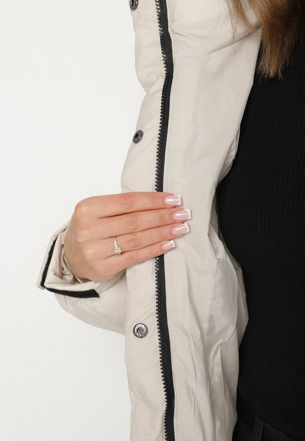 Born2be - Biała Pikowana Kurtka Puffer z Kapturem i Kieszonką przy Rękawie Galieana. Okazja: na spacer. Typ kołnierza: kaptur. Kolor: biały. Materiał: dzianina, jeans. Styl: elegancki, sportowy