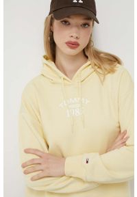 Tommy Jeans bluza damska kolor żółty z kapturem z nadrukiem. Typ kołnierza: kaptur. Kolor: żółty. Materiał: bawełna, dzianina. Długość rękawa: długi rękaw. Długość: długie. Wzór: nadruk #2