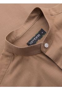Ombre Clothing - Lniana koszula męska ze stójką i kieszenią REGULAR FIT – jasnobrązowa V7 OM-SHCS-0161 - XXL. Okazja: na co dzień. Typ kołnierza: kołnierzyk stójkowy. Kolor: brązowy. Materiał: len. Długość rękawa: długi rękaw. Długość: długie. Sezon: lato, wiosna. Styl: casual #9