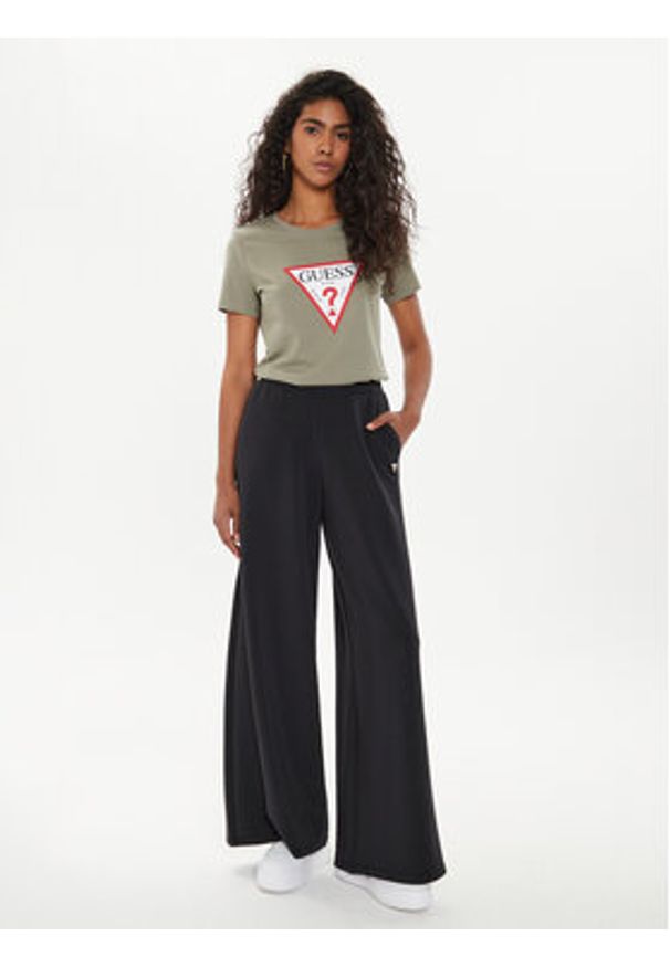 Guess Spodnie dresowe V4YB07 KCAY2 Czarny Relaxed Fit. Kolor: czarny. Materiał: syntetyk, dresówka
