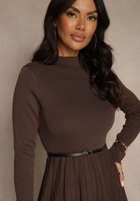 Renee - Brązowa Dzianinowa Sukienka Rozkloszowana Longsleeve z Wiskozą i Paskiem Tusnira. Okazja: na co dzień. Kolor: brązowy. Materiał: dzianina, wiskoza. Długość rękawa: długi rękaw. Typ sukienki: proste. Styl: casual, elegancki #4
