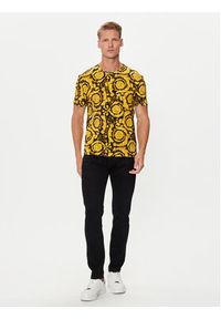 VERSACE - Versace T-Shirt 1000959 1A11188 Żółty Regular Fit. Kolor: żółty. Materiał: bawełna #7