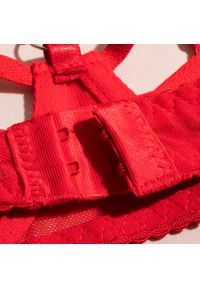 Intica - Komplet bielizny trzyczęściowy z delikatnymi detalami Hotske. Kolor: czerwony. Materiał: tkanina, koronka. Wzór: koronka #3