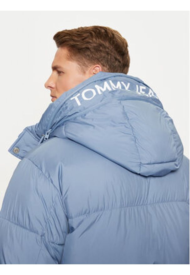 Tommy Jeans Kurtka puchowa DM0DM21145 Niebieski Regular Fit. Kolor: niebieski. Materiał: syntetyk