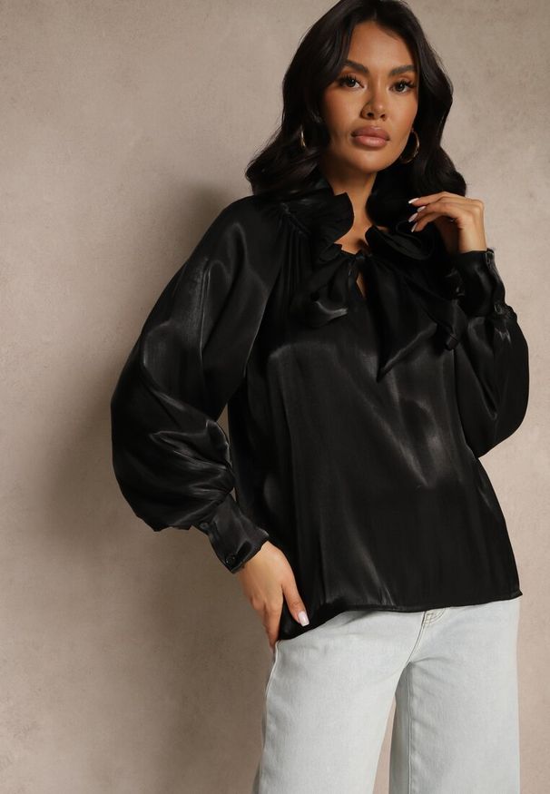 Renee - Czarna Bluzka o Koszulowym Kroju Wiązana przy Dekolcie Selzeri. Okazja: na spotkanie biznesowe. Kolor: czarny. Materiał: jeans. Styl: klasyczny, elegancki, biznesowy