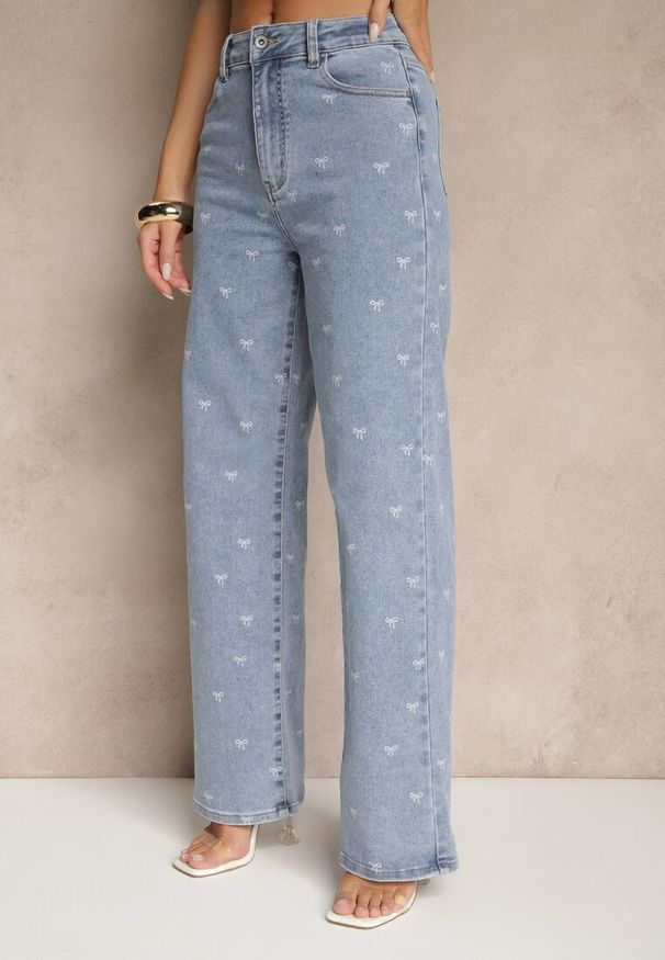 Renee - Niebieskie Jeansy High Waist z Szeroką Nogawką i Nadrukiem w Kokardki Folirela. Okazja: na co dzień. Stan: podwyższony. Kolor: niebieski. Wzór: nadruk. Styl: klasyczny, casual