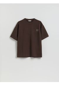 Reserved - T-shirt boxy z nadrukiem - brązowy. Kolor: brązowy. Materiał: dzianina, bawełna. Wzór: nadruk