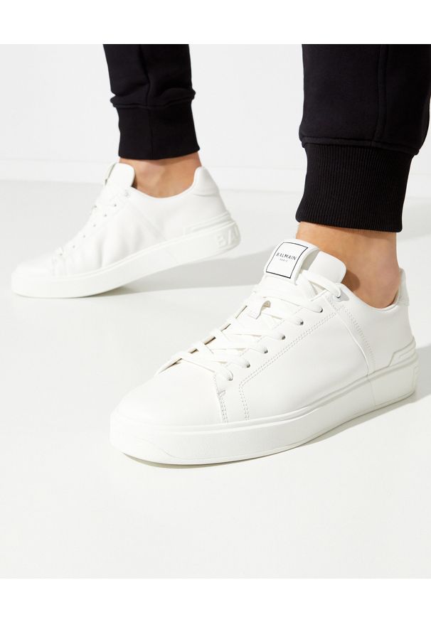 Balmain - BALMAIN - Białe sneakersy ze skóry B-Court. Okazja: na co dzień. Kolor: biały. Materiał: skóra