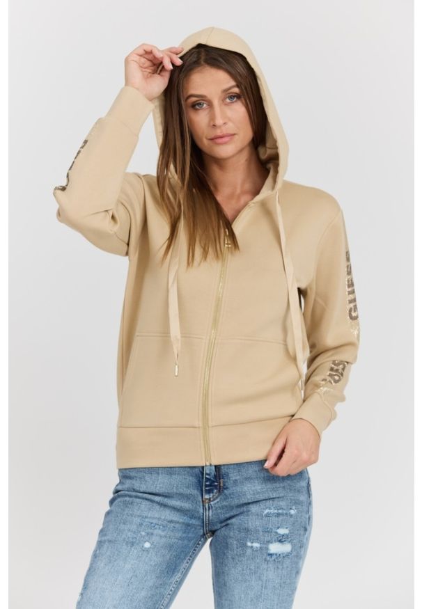 Guess - GUESS Beżowa damska bluza Hood Studs Logo. Kolor: beżowy. Materiał: wiskoza, poliester, materiał, elastan. Długość rękawa: długi rękaw. Długość: długie