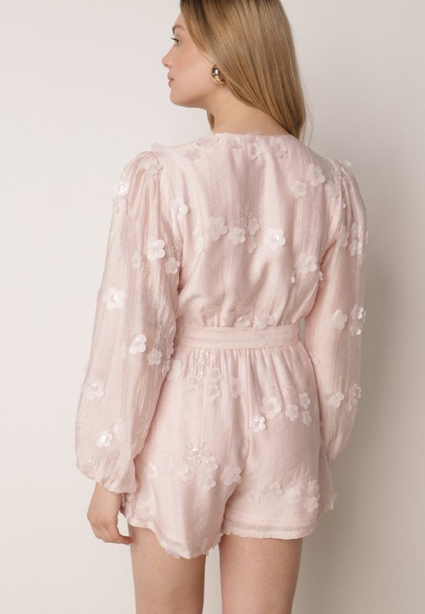 Born2be - Różowy Kopertowy Kombinezon z Tencelu Ozdobiony Kwiatkami 3D i Cekinami Adralila. Okazja: na co dzień, na spacer. Kolor: różowy. Materiał: materiał, poliester. Wzór: kwiaty, aplikacja. Sezon: lato. Styl: casual, klasyczny, elegancki
