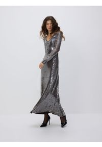 Reserved - Cekinowa sukienka maxi - beżowy. Kolor: beżowy. Materiał: dzianina. Długość: maxi #1