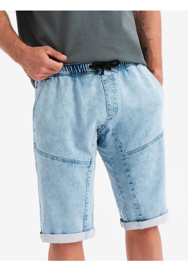 Ombre Clothing - Krótkie jeansowe spodenki męskie z ozdobnymi przeszyciami - jasnoniebieskie V2. Okazja: na co dzień. Kolor: niebieski. Materiał: jeans. Długość: krótkie. Styl: wakacyjny, casual