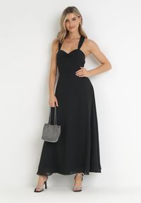 Born2be - Czarna Sukienka Maxi z Ozdobnym Wiązaniem na Plecach Bremte. Kolor: czarny. Długość: maxi
