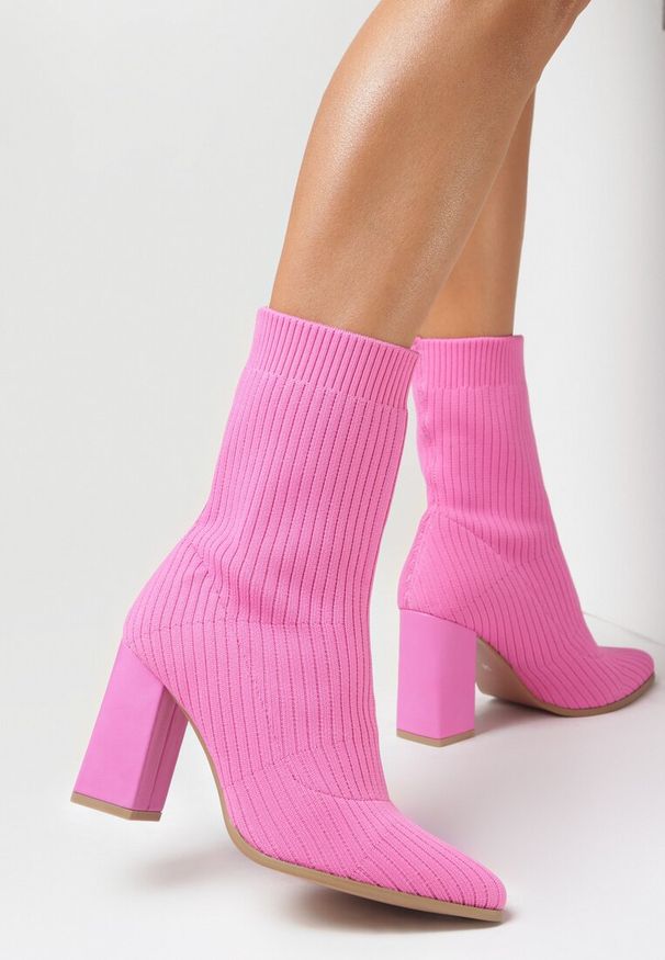 Born2be - Różowe Botki z Elastyczną Cholewką Tamira. Okazja: na co dzień. Zapięcie: bez zapięcia. Kolor: różowy. Szerokość cholewki: normalna. Wzór: geometria, prążki. Materiał: materiał, wełna, zamsz. Sezon: jesień, zima. Obcas: na obcasie. Styl: casual. Wysokość obcasa: wysoki