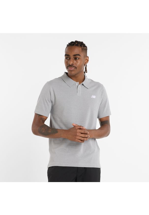 Koszulka męska New Balance MT51519AG – szara. Typ kołnierza: polo. Kolor: szary. Materiał: bawełna, poliester, materiał