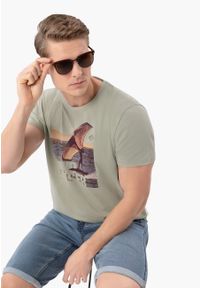 Volcano - T-shirt z nadrukiem T-FOIL. Okazja: na co dzień, na plażę. Materiał: bawełna, jeans, materiał. Długość rękawa: krótki rękaw. Długość: krótkie. Wzór: nadruk. Sezon: lato. Styl: casual, klasyczny, wakacyjny #1