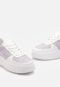Renee - Biało-Fioletowe Sneakersy na Niskiej Platrofmie z Brokatowymi Wstawkami Enollas. Kolor: fioletowy. Wzór: aplikacja #3
