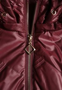 Born2be - Czerwona Pikowana Kurtka Przejściowa o Prostym Kroju z Kapturem Vimoris. Okazja: na spacer, na co dzień. Typ kołnierza: kaptur. Kolekcja: plus size. Kolor: czerwony. Materiał: poliester, jeans. Styl: casual, elegancki #3