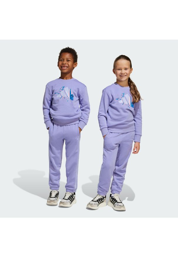 Adidas - Zestaw adidas Disney Lilo & Stitch Jogger Kids. Kolor: fioletowy, różowy, wielokolorowy. Materiał: bawełna, dresówka. Wzór: motyw z bajki