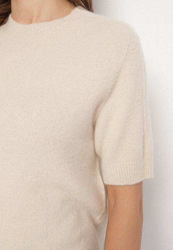 Born2be - Beżowy Sweter z Wełną z Krótkim Rękawem Dannoria. Okazja: na co dzień. Kolor: beżowy. Materiał: wełna. Długość rękawa: krótki rękaw. Długość: krótkie. Styl: elegancki, casual