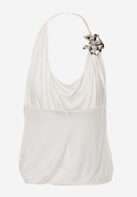 Born2be - Biały Elegancki Top Halter Ozdobiony Łańcuszkiem i Kwiatową Broszką Idisara. Okazja: na co dzień. Typ kołnierza: dekolt halter. Kolor: biały. Materiał: jeans. Wzór: kwiaty, aplikacja. Styl: elegancki #5