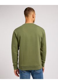 Lee - LEE WOBBLY SWS MĘSKA BLUZA BEZ KAPTURA LOGO OLIVE 112351278 L81M045022. Typ kołnierza: bez kaptura #3