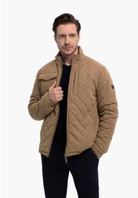 Volcano - Pikowana kurtka casual J-STONY. Okazja: na co dzień. Typ kołnierza: kołnierzyk stójkowy. Kolor: beżowy. Materiał: włókno, materiał. Długość: krótkie. Sezon: zima, jesień. Styl: casual #1