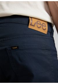 Lee - LEE DAREN ZIP FLY MĘSKIE SPODNIE MATERIAŁOWE DEEP NAVY L707TY64 112145476. Materiał: materiał