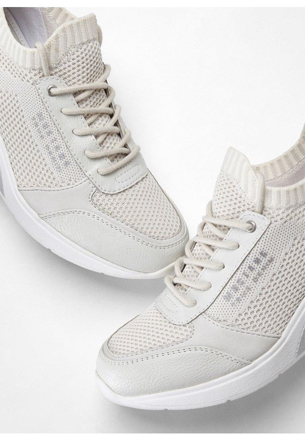 bonprix - Sneakersy na podeszwie platformie Mustang. Kolor: beżowy. Obcas: na platformie