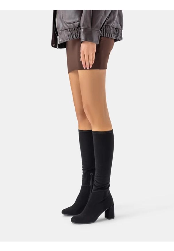 Ryłko - Czarne kozaki z elastyczną wąską cholewką. Nosek buta: okrągły. Zapięcie: zamek. Kolor: czarny. Materiał: syntetyk. Szerokość cholewki: wąska. Obcas: na obcasie. Styl: street, elegancki. Wysokość obcasa: średni