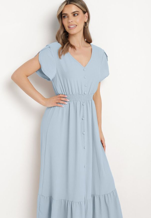 Born2be - Jasnoniebieska Sukienka z Cienkimi Gumkami w Pasie Ozdobiona Guzikami z Rozcięciem i Falbanką Farcia. Okazja: na co dzień. Kolor: niebieski. Długość rękawa: krótki rękaw. Wzór: aplikacja. Typ sukienki: proste. Styl: casual, elegancki