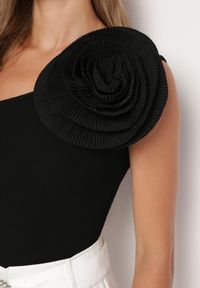Born2be - Czarna Asymetryczna Bluzka Top z Bawełny Ozdobiona Kwiatem 3D Ulsavia. Kolor: czarny. Materiał: bawełna. Wzór: aplikacja, kwiaty #6