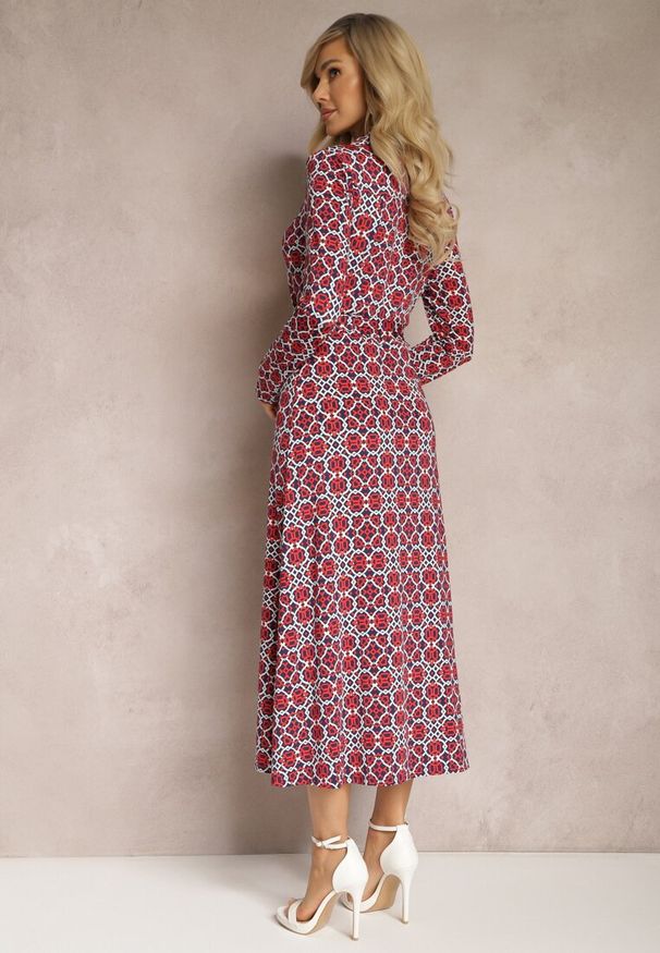Renee - Czerwono-Biała Sukienka Maxi o Taliowanym Kroju z Paskiem w Geometryczny Wzór Perani. Kolor: czerwony. Wzór: geometria. Długość: maxi