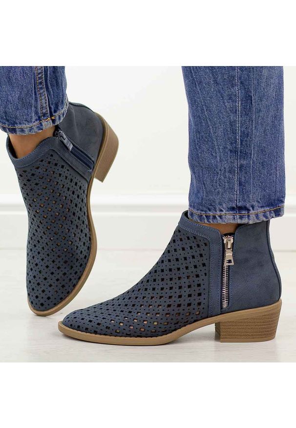 Niebieskie botki damskie na obcasie M.Daszyński 2353-17. Kolor: złoty. Materiał: skóra. Szerokość cholewki: normalna. Sezon: wiosna, jesień, lato. Obcas: na obcasie. Styl: elegancki, klasyczny. Wysokość obcasa: niski