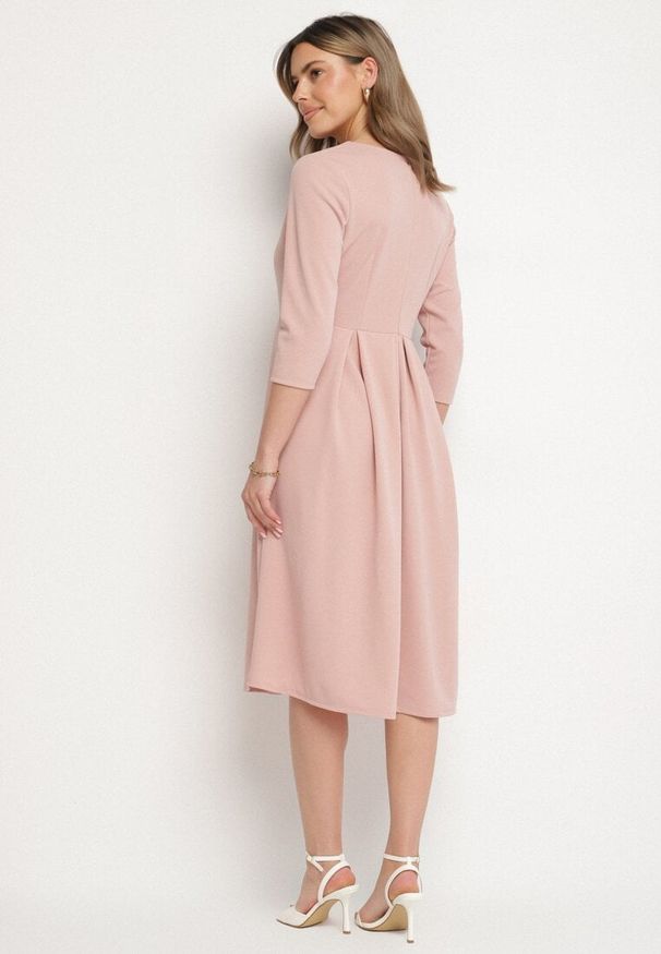 Born2be - Jasnoróżowa Rozkloszowana Sukienka z Rękawem 3/4 Nomiel. Typ kołnierza: dekolt w kształcie V. Kolor: różowy. Typ sukienki: rozkloszowane. Styl: elegancki, klasyczny