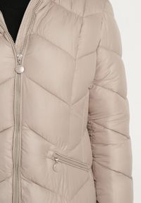 Born2be - Beżowa Pikowana Kurtka o Taliowanym Kroju z Kapturem i Futrzaną Podszewką Emithalla. Okazja: na co dzień. Typ kołnierza: kaptur. Kolor: beżowy. Materiał: futro. Długość rękawa: długi rękaw. Długość: długie. Styl: casual, elegancki, klasyczny #6