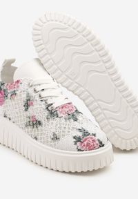 Renee - Biało-Różowe Sneakersy Vices na Platformie z Ażurową Cholewką Lumerise. Nosek buta: okrągły. Zapięcie: sznurówki. Kolor: biały. Szerokość cholewki: normalna. Wzór: ażurowy. Materiał: materiał. Sezon: lato. Obcas: na platformie. Wysokość obcasa: średni #6