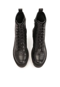 Kazar - Botki na grubym obcasie zdobione tłoczeniem. Okazja: na co dzień. Zapięcie: sznurówki. Kolor: czarny. Szerokość cholewki: normalna. Wzór: aplikacja. Materiał: skóra. Sezon: zima. Obcas: na obcasie. Styl: casual. Wysokość obcasa: średni #4