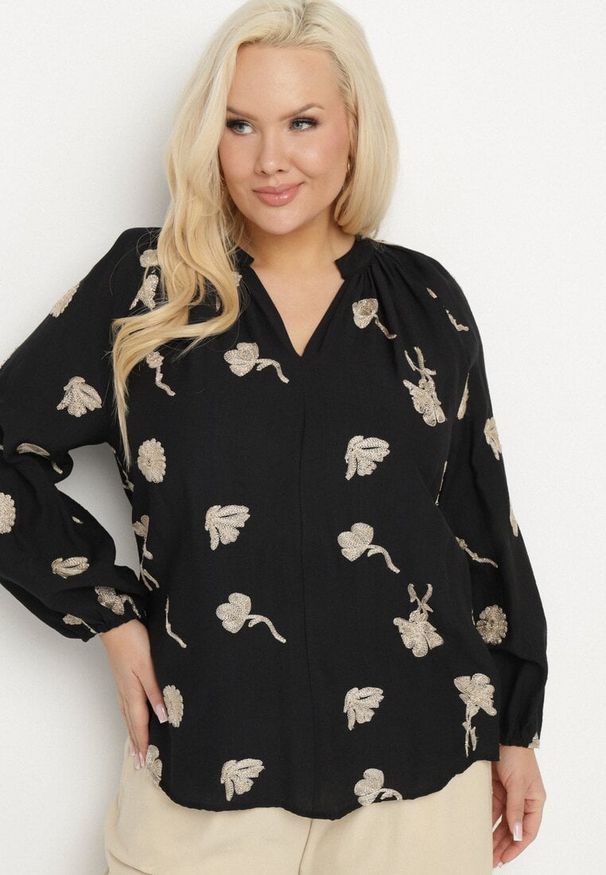 Born2be - Czarna Bluzka z Dekoltem w Serek i Haftowanymi Zdobieniami z Metaliczną Nicią Sovbia. Typ kołnierza: dekolt w serek. Kolekcja: plus size. Kolor: czarny. Materiał: jeans. Długość rękawa: długi rękaw. Długość: długie. Wzór: aplikacja, haft