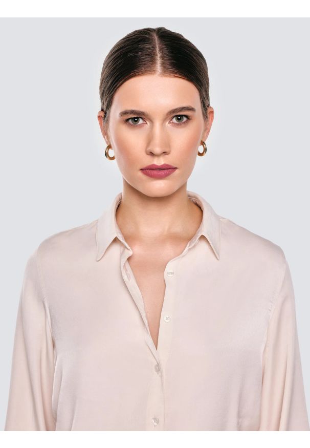 Big-Star - Koszula damska perłowa Saliki 103. Okazja: na spotkanie biznesowe. Typ kołnierza: kołnierzyk klasyczny. Kolor: biały. Materiał: tkanina, poliester, wiskoza, jeans. Wzór: gładki. Styl: biznesowy, elegancki, klasyczny