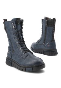 Granatowe Botki Mustang Wygodne Obuwie Damskie. Okazja: na co dzień. Wysokość cholewki: przed kolano. Zapięcie: zamek. Kolor: niebieski. Materiał: skóra ekologiczna. Szerokość cholewki: normalna. Wzór: aplikacja. Styl: casual, elegancki #8