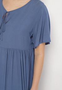 Born2be - Niebieska Sukienka z Bawełny o Rozkloszowanym Kroju z Wiązaniem przy Dekolcie Mepilea. Okazja: na co dzień. Kolor: niebieski. Materiał: bawełna. Długość rękawa: krótki rękaw. Sezon: wiosna, lato. Typ sukienki: rozkloszowane. Styl: klasyczny, casual, elegancki #2
