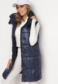 Born2be - Granatowa Kamizelka o Długim Pikowanym Fasonie z Odpinanym Kapturem Glonte. Okazja: na co dzień. Kolor: niebieski. Materiał: tkanina, materiał. Długość: długie. Styl: casual, klasyczny #1