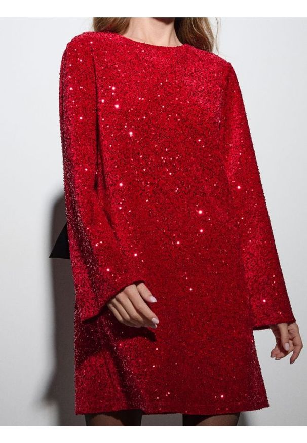 Sinsay - Sukienka mini z cekinami - bordowy. Kolor: czerwony. Długość: mini
