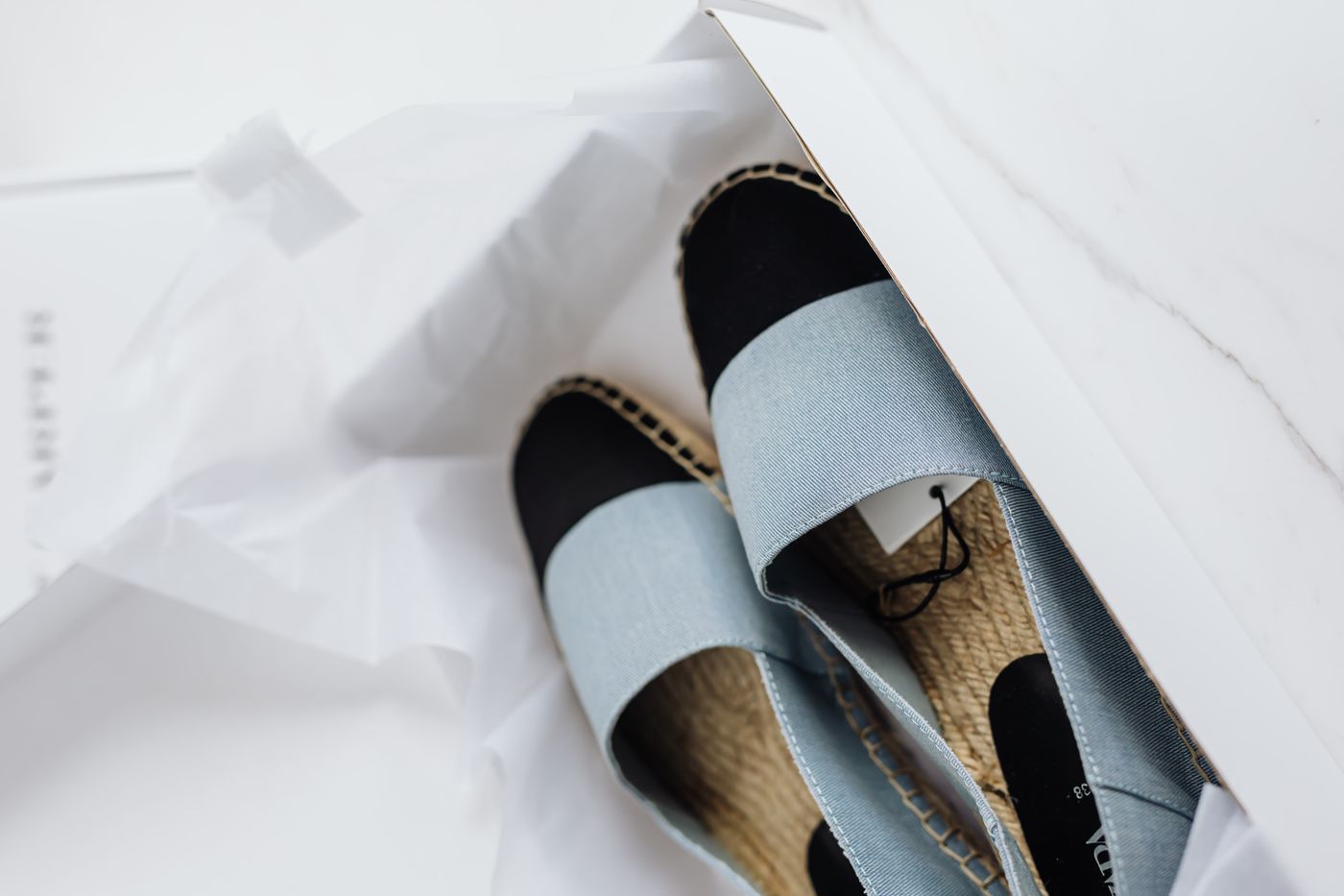 Espadryle damskie - wyjściowe kapcie? Zobacz inspirujące i lekkie buty na lato